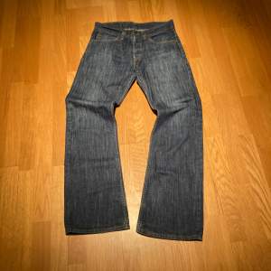 Stilrena bootcut jeans i modellen 512 från Levis. Vid beöppning. Bara att skriva för frågor mm
