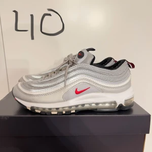 Nike airmax 97 - Airmax 97 Sköna till sommaren med en baggy outfit. Passar både killar och tjejer! Dem behöver lite kärlek, annars i bra skick! Inga skador.