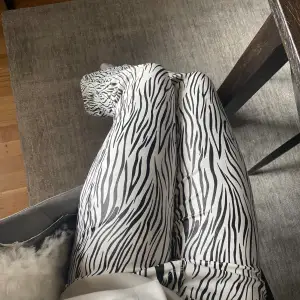 Helt nya utsvängda byxor med zebra mönster. Jag är 174🫶🏻