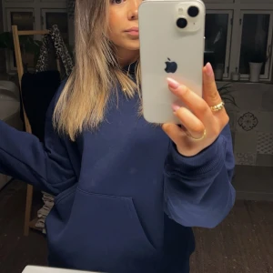 Mörkblå Hoodie Gina tricot - Säljer min mörkblåa hoodie ifrån ginatricot, köptes för en månad sen och är sparsamt använd.