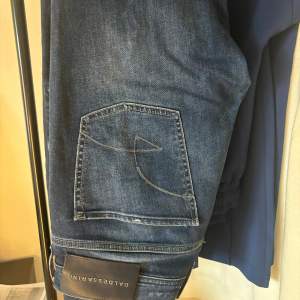 Hej! Säljer ett par Balesandrini jeans i mycket väl skick utan defekter så som hål eller fläckar. Nypris är från 1800-1999kr vårt pris är 749. Priset går att diskutera självklart! Vid frågor och funderingar så hör gärna av dig till oss. Mvh AL_closet
