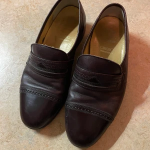 Loafers Aristokrat by Gallus - Bruna loafers i skinn av märket Aristokrat by Gallus. Använda men fortfarande i gott skick. Storlek 6,5 och motsvarar 39/40.