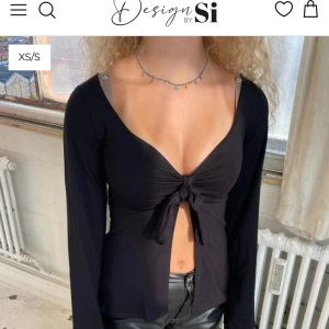 Topp - Säljer denna topp från design by si som också är köpt där. Fint skick!