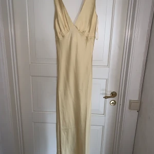 Gul balklänning - Super fin balkänning köpt på zalando, oanvänd bara provad på en gång. 💕 Slutsåld på hemsidan. Säljer pga den var för kort.