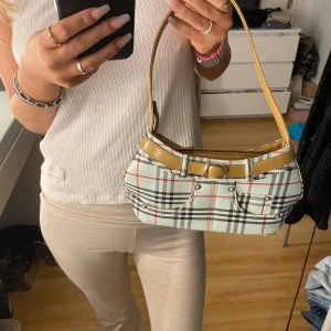 Söt väska 🖤❤️🤍 - Söt väska som ger lite burberry vibes på mönstret, den är gjord så att det ser ut som ett par jeans med bälte, fint skick! ❣️ Skriv vid frågor osv! 