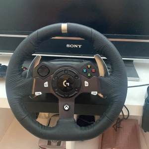 Ratt & pedaler - Säljer dem pågrund av att jag har många läxor och har inte tid med att köra har haft dem nu i circka 2månader dem är helt nya och jag behöver sälja dem på grund av att jag också behöver pengar till att köpa en födelsedagspresent.