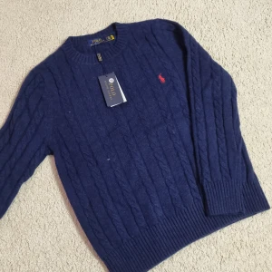 Polo tröja  - Hej  Säljer en ralph lauren tröja i storlek S som är helt ny och oanvänd 