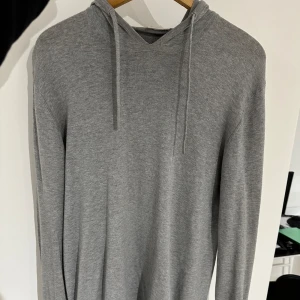 Kashmir hoddie - Säljer du denna snygga hoddie som är en Kashmir mix med Ull. Retail 1000kr mittpris 299kr. Den är i bra skick. Bara att höra av er vid frågor. Mvh Liam!