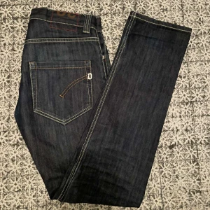Dondup Jeans - Säljer nu dessa sjukt snygga Dondup jeansen! Storlek 30, sitter som 30/32! Dom är i sjukt bra skick! Modellen väger 56kg och är 183cm! Kom pm vid funderingar! Pris kan diskuteras!!