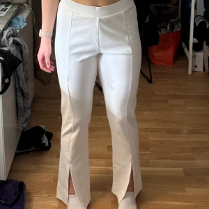 Vita kostymbyxor med slits - Bra skick använda ett fåtal gånger 