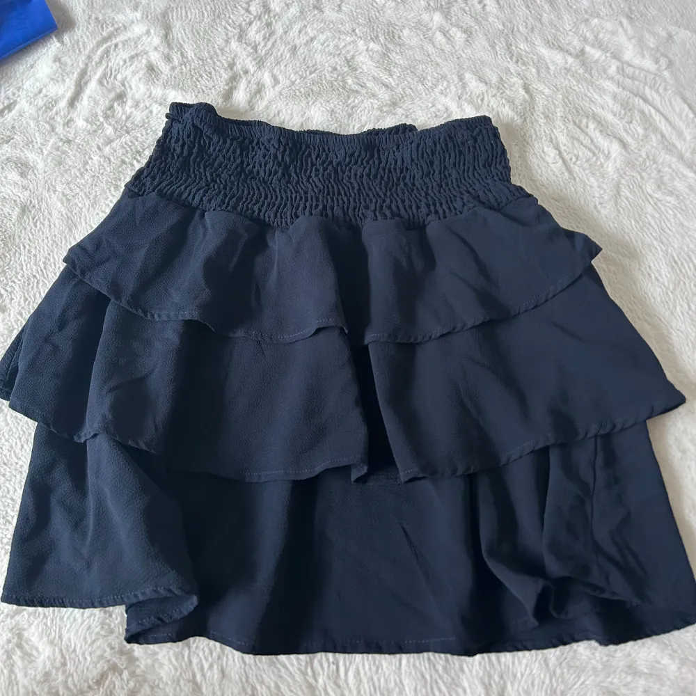 Jättesöt kjol från Vero moda. Inga slitningar 😊. Kjolar.