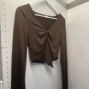långärmad topp - Brun långärmad topp från Nelly, endast använd vid ett tillfälle