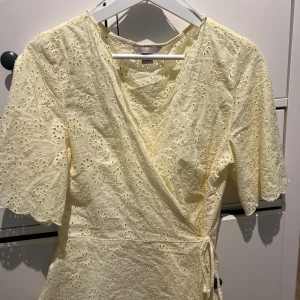 Blus  - Jättesöt ljusgul knyt blus.