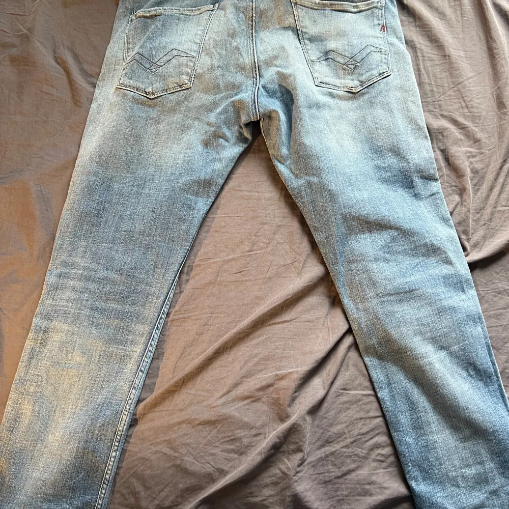 säljer mina snygg Replay jeans med slitningar då de är för små för mig. Passar dig som är runt 180 lång och relativt bred. Nypris ligger på 1799.. Jeans & Byxor.