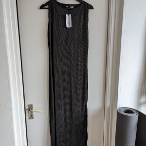 Helt ny klänning!  - Helt ny glittrig långklänning! Perfekt för festival. Slit på sidan av benet.