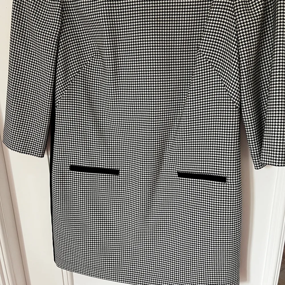 En svart och vit kort klänning som är använd fåtal gånger. Inga anmärkningar. 🌸märke: Marks & Spencers  🌸material: 100% polyester 🌸storlek: UK 10 ( som är alltså M, tror jag?)  . Klänningar.