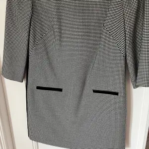 En svart och vit kort klänning som är använd fåtal gånger. Inga anmärkningar. 🌸märke: Marks & Spencers  🌸material: 100% polyester 🌸storlek: UK 10 ( som är alltså M, tror jag?)  