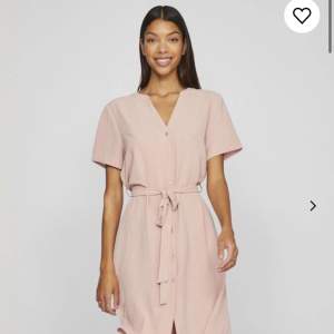 Säljer min rosa klänning för den inte kommer till användning längre, ser exakt ut som första bilden fast i en mer hot pink färg! 🫶🏻köpt för 428kr 