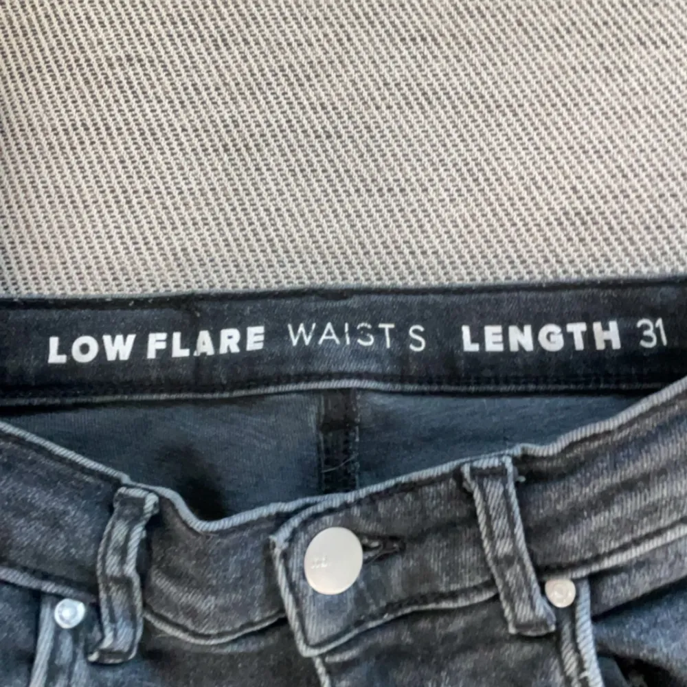 Snygga jeans köpta på bikbok för 600kr tror jag. De har används mycket men har inga defekter alls. Säljer pga att de har blivit för korta.  Innerbenslängd: 75cm Midjemått tvärs över: 35cm. Jeans & Byxor.