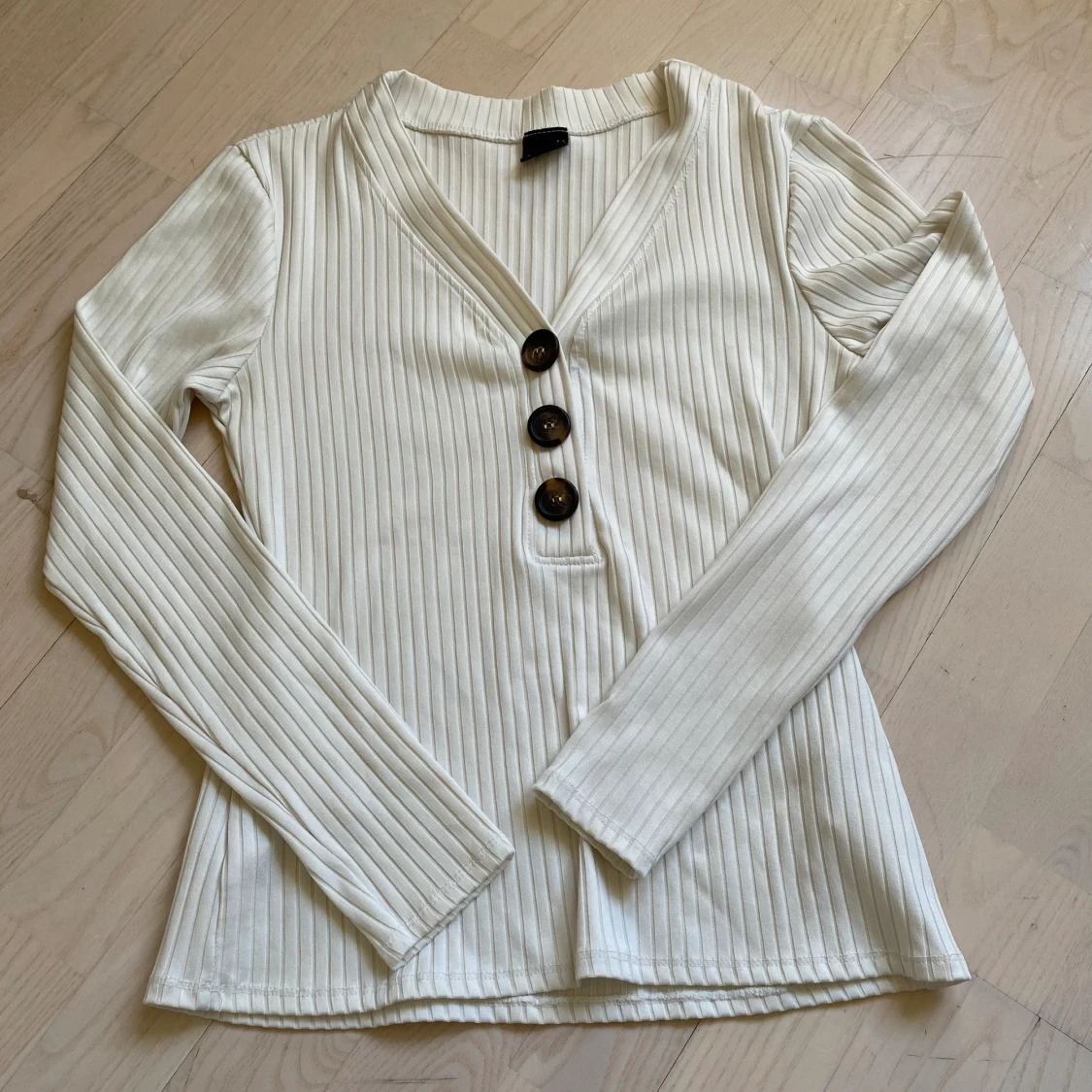 Vit tröja med knappar