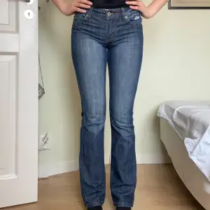 Supersnygga och stretchiga jeans, storlek 164. Jag på bilderna är 163cm lång och brukar ha storlek 34/36 i det mesta och dessa passar utmärkt. Supersöta detaljer på fickorna✨