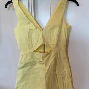 Superfin gul klänning med shorts inuti (!!) inköpt för 500-600. Passar XS/S! Priset är exklusive frakt 🩷