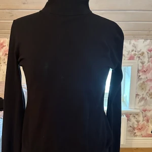 Svart turtleneck - Använd men i gott skick, det står ingen storlek i tröjan men skulle gissa på s/M. Mellan tjock, vilket gör den bra för alla väder och säsonger :)