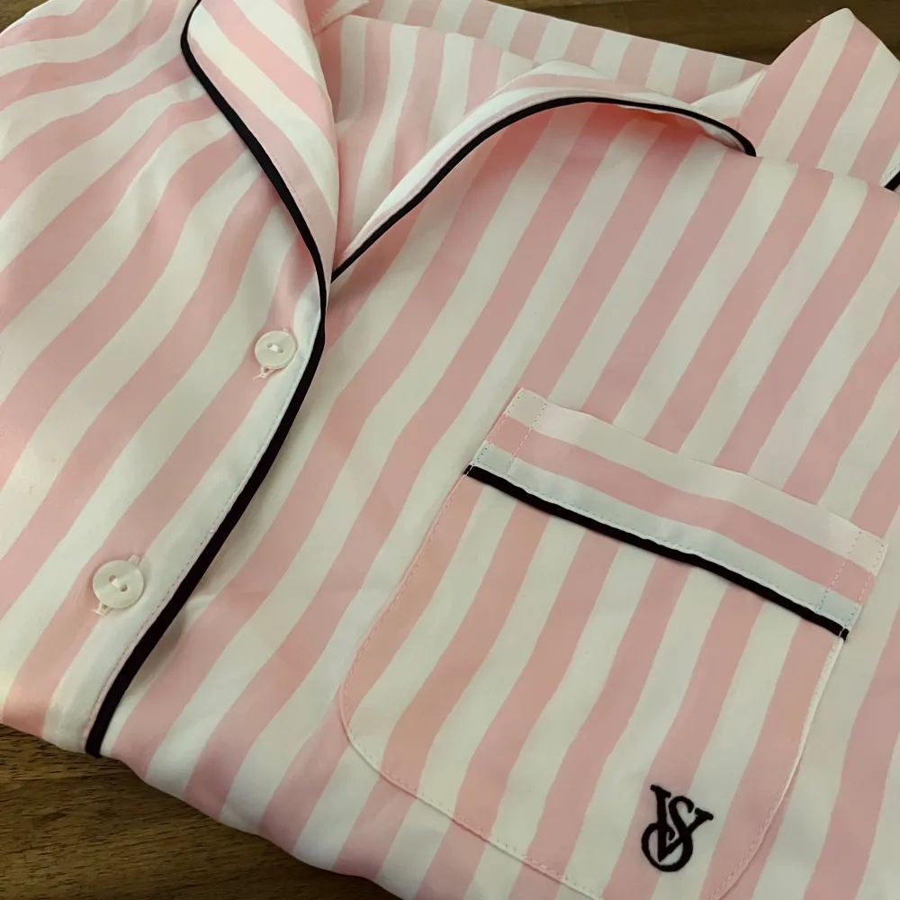 Den klassiska rosa randiga pyjamasen från VS 💗🌷 Endast testad därav i nyskick. Jag tycker den är starkare rosa i verkligheten än vad bilden får med. Köpt i New York för runt 1000 😇. Övrigt.