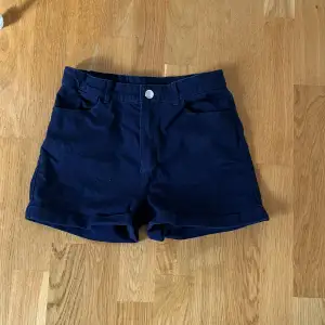Ett par mörkblåa jeans shorts från H&M i stolek 164. Nypris:ca 150kr.  De är k bra skick! Kontakta mig för fler bilder!👍🏻