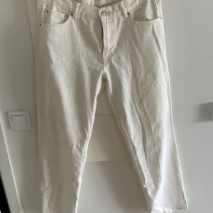 Låga jeans  - Vita låga jeans   