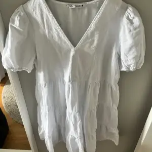 Säljer denna snygga vita klänning från zara, då den tyvärr är för kort för för mig ⭐️ Xs men passar större modeller 💕