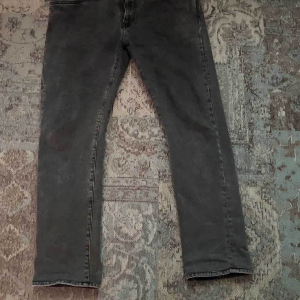 Jättesnygga grå Gant jeans, de är använda ett fåtal gånger, storleken är 34W 32L, när de köptes var de storlek 34/34 fast jag kortade ner de till 32L hos en skräddare. Ny pris 1500 kr.. Jeans & Byxor.