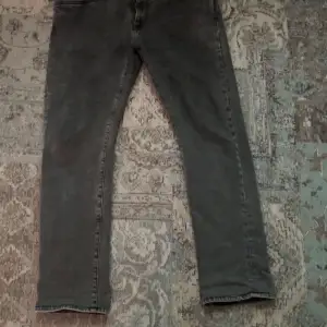 Jättesnygga grå Gant jeans, de är använda ett fåtal gånger, storleken är 34W 32L, när de köptes var de storlek 34/34 fast jag kortade ner de till 32L hos en skräddare. Ny pris 1500 kr.
