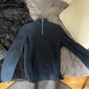 Zara halfzip  - Säljer denna halfzip från zara då den är lite stor för mig och inte kommit till direkt användning😊