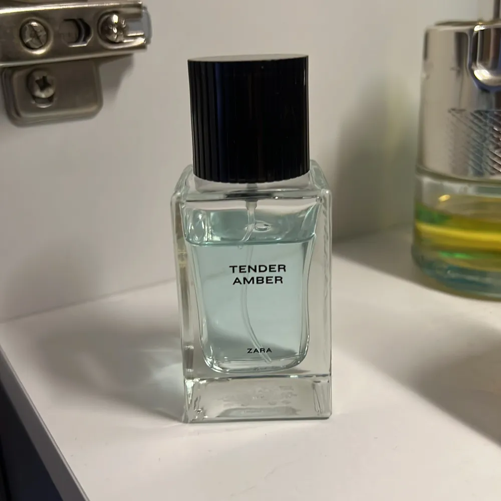 En identisk doft av Xerjoff Erba Pura linjen som växte till att bli en populär parfym över hela världen! Denna är perfekt att ha i väskan eller jackan då den är 30ml😍. Övrigt.