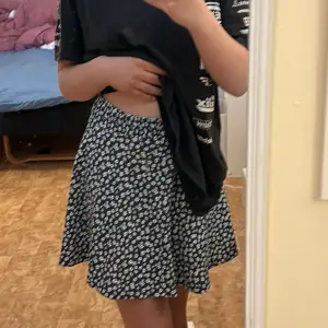 En fin somrig kjol som inte riktigt passar min stil längre. Den är använd 2-3 gånger och i fint skick. Pris kan diskuteras vid snabb affär 🫶