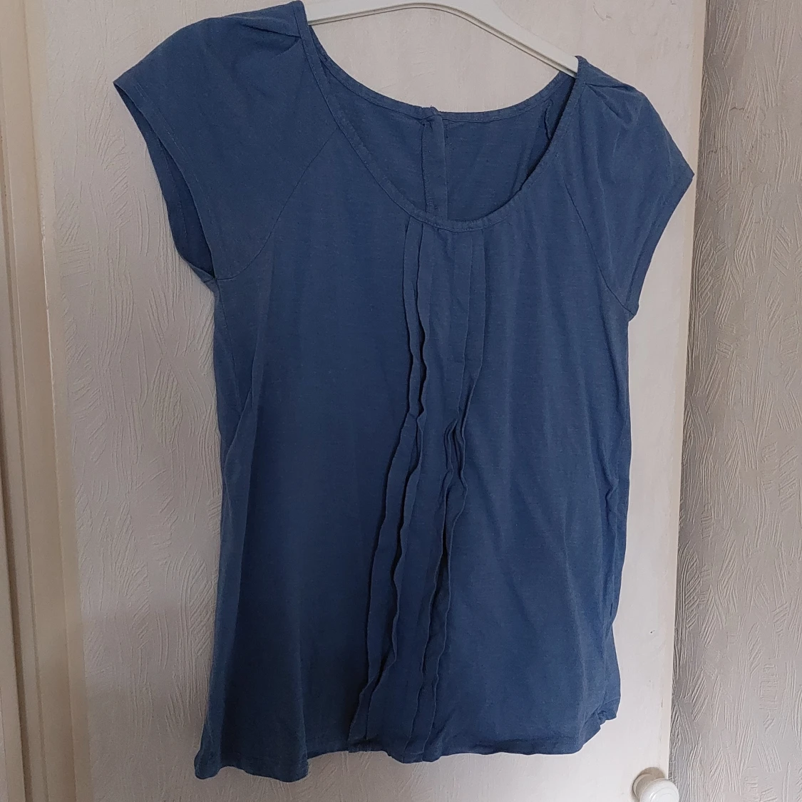 Blus med knappar bak