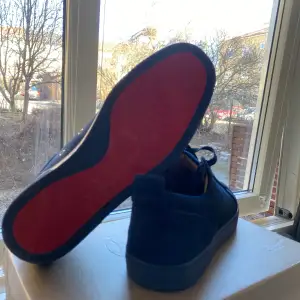 Snygg sko från Christian Louboutin storlek 43 köpte dom men dom har ej kommit till användning så hojta om du har frågor  (OBS) billigare vid snabb affär då jag är i behov av pengar 