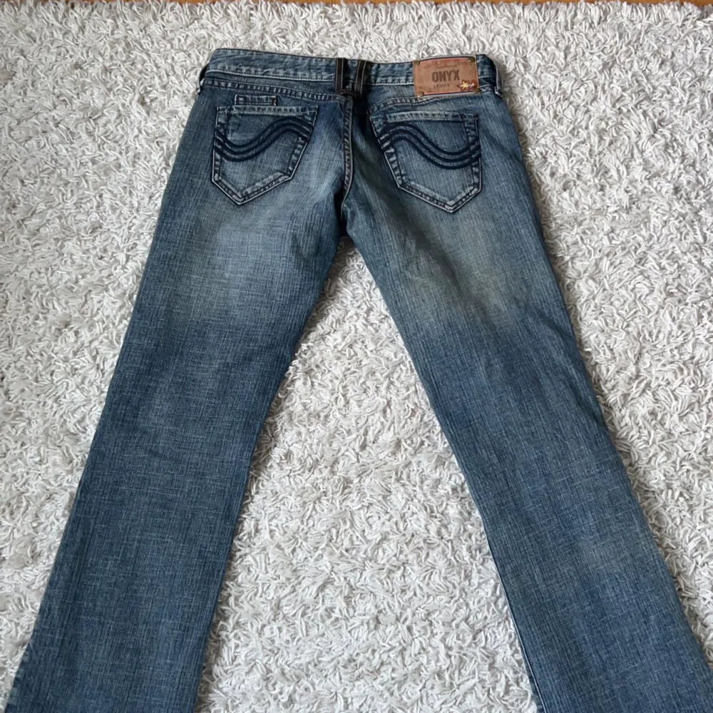 Säljer dessa lågmidjade jeans, har använt 1 gång säljer pga att de är för långa på mig.  Passar mig jätte bra i midjan och jag har allt från W25 till W27 i alla mina jeans. . Jeans & Byxor.