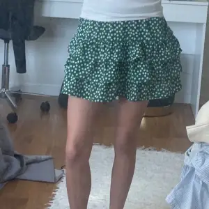  Säljer denna super söta gröna kjol I jättebra skick💞