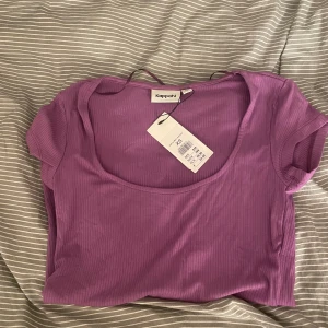 Tröja  - Säljer då jag inte använder den, helt ny med prislapp kvar, nypris 249 säljer för 100