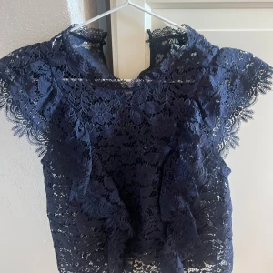 Blus - Spets blus från zara, knappt använd så jätte bra skick 
