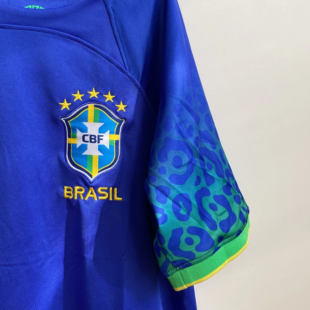 Brasiliens borta tröja i VM 2022. Jättesnygg till sommaren. Jättebra skick.  Storlek S. T-shirts.