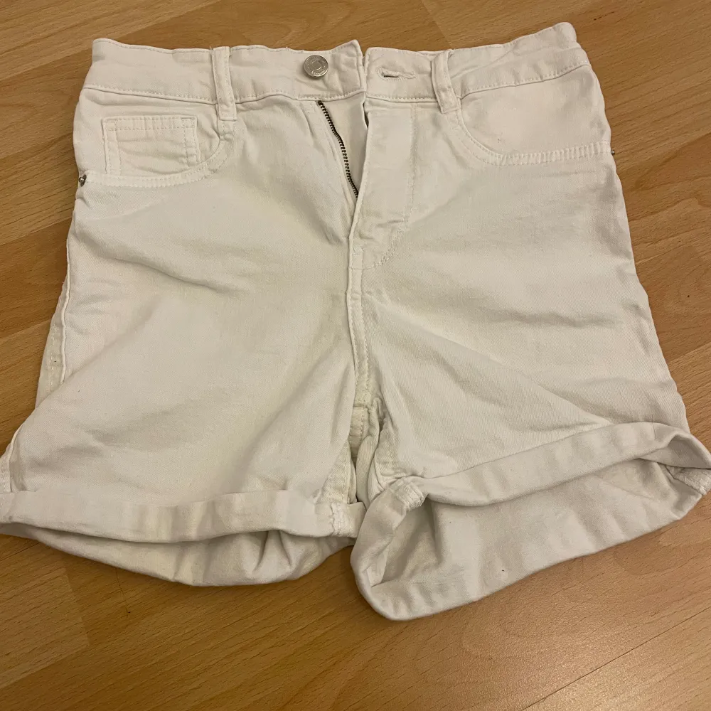 Säljer ett par vita shorts. Aldrig använda men lappen är borttagen.. Shorts.