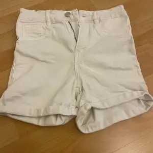 Säljer ett par vita shorts. Aldrig använda men lappen är borttagen.