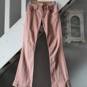 Supersnygga rosa lågmidjade jeans