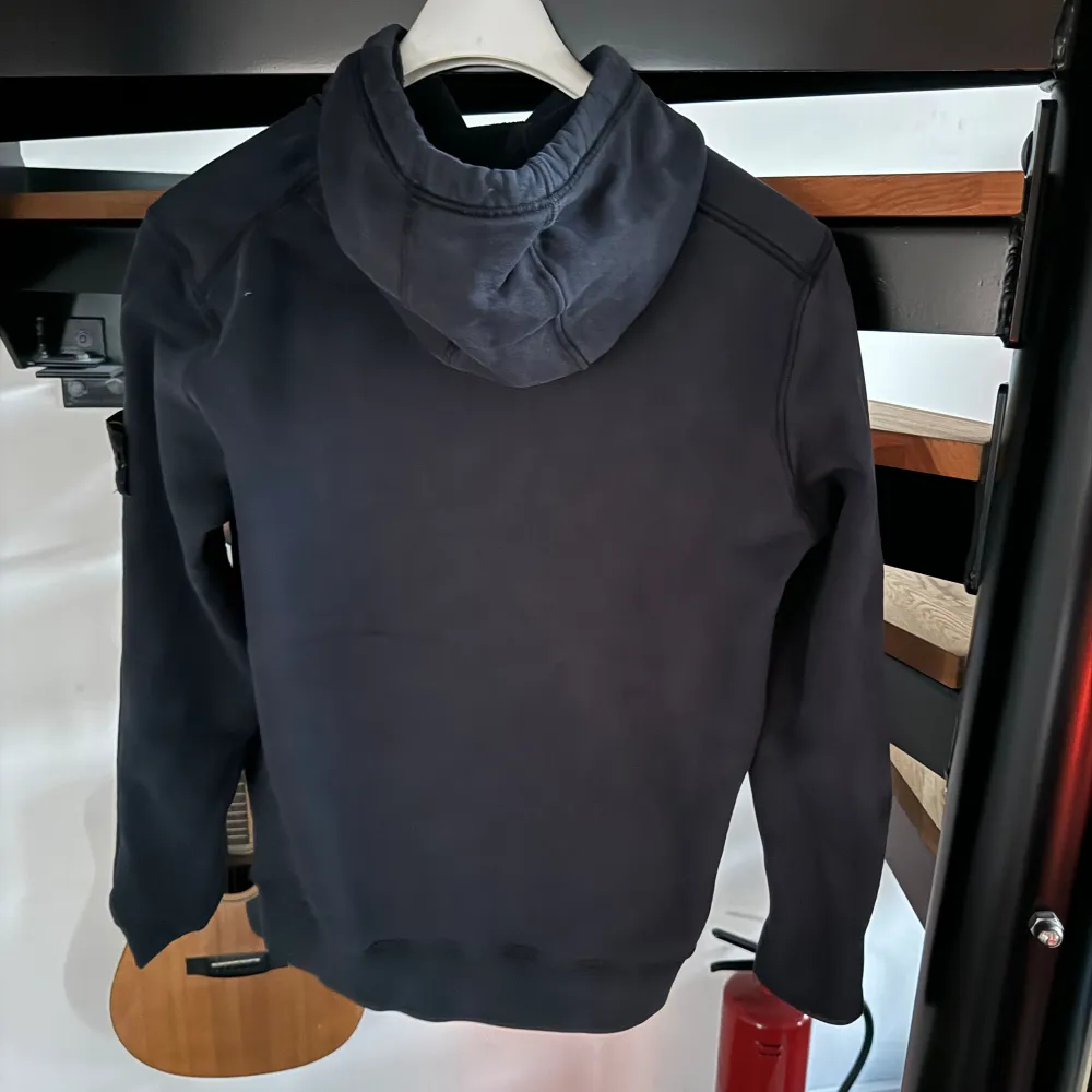 Marinblå stone island hoodie i väldigt bra skick utan några tecken på slitage alls. Använt sparsamt. Väldigt mörk och snygg marinblå färg.. Hoodies.