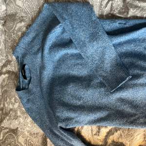 Säljer en superfin stickad tröja från vero Moda i strl S🩷säljes då den tyvärr inte kommer till användning