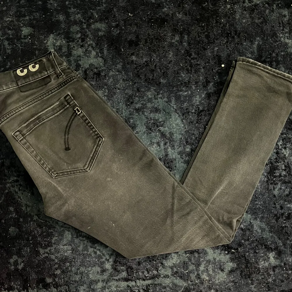 Säljer dessa sjukt feta dondup jeans i modellen george med slitningar på framsidan, alla fläckar som syns på bild går bort med en tvätt, skick: 8/10. Jeans & Byxor.