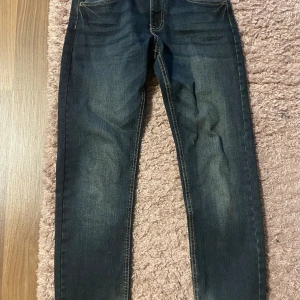 Mörkblå blåa jeans - Mörk blåa jeans från LAB i storlek 158. De är bara att ställa frågor och är öppen för prisförslag 
